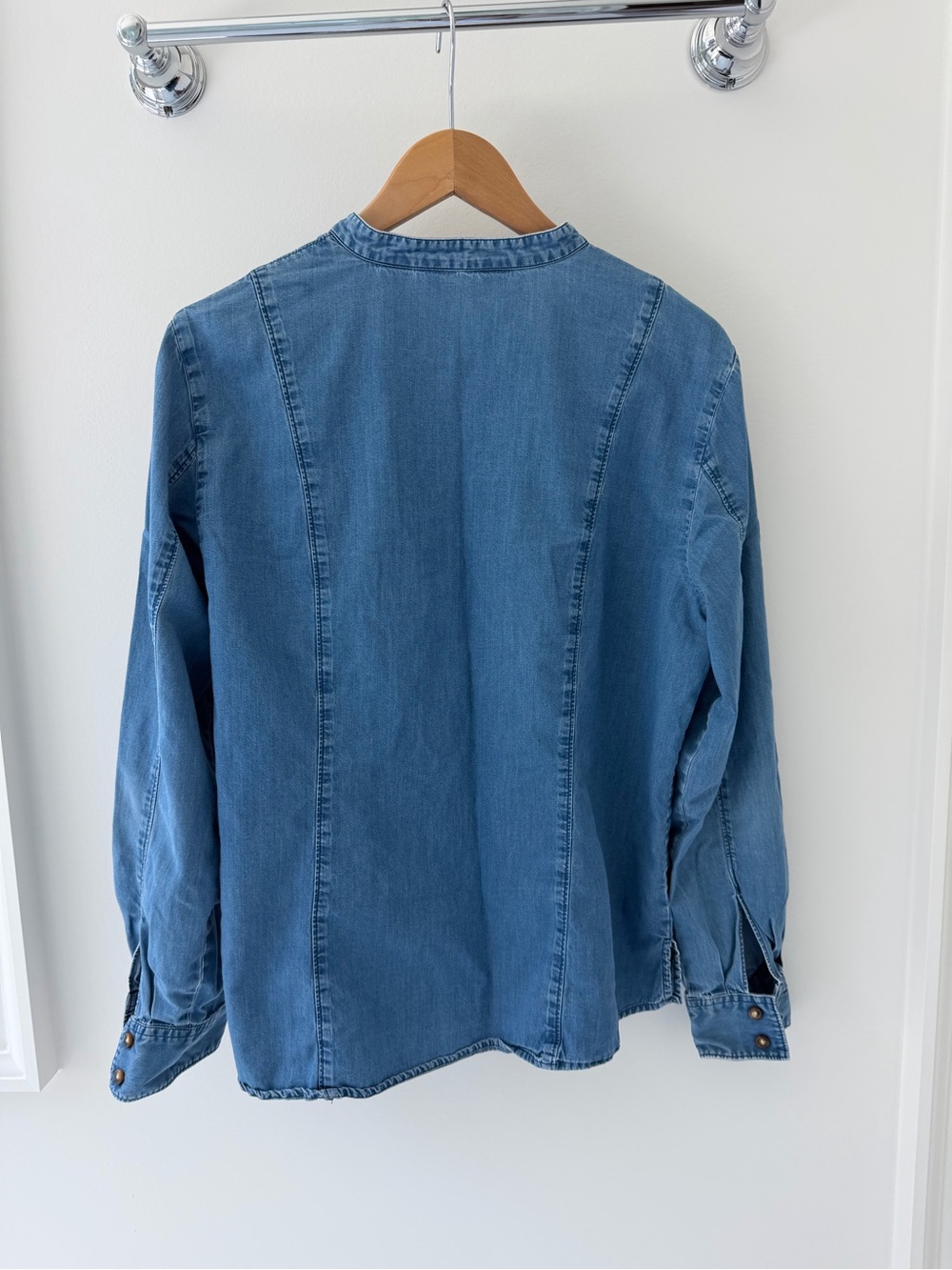 Vintage Orvis Blue Chambray Shirt Cotton Roll Tab Sleeve Women’s Medium - Picture 4 of 4
